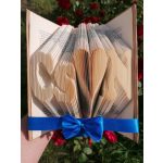 Könyvszobor monogramokkal