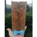 Vágott kutyás könyvszobor