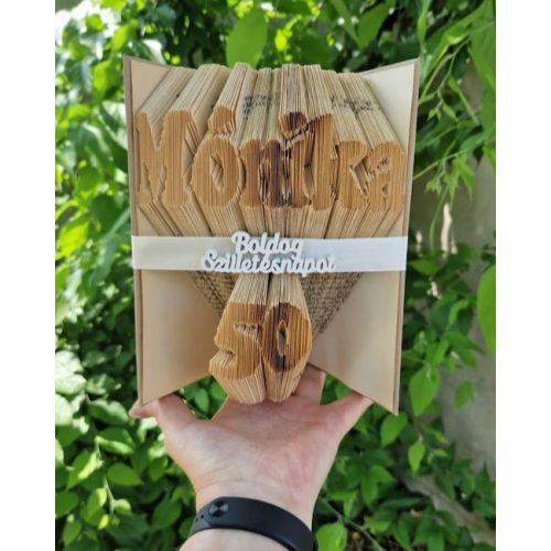 Egyedi 2 soros könyvszobor (rövid szöveggel)
