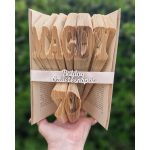 Egyedi 2 soros könyvszobor (rövid szöveggel)