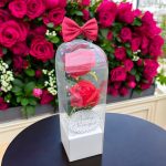 Vörös rózsák, fehér díszdobozban