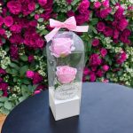 Rózsaszín rózsák, fehér díszdobozban