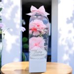 Rózsaszín szegfű, fehér díszdobozban